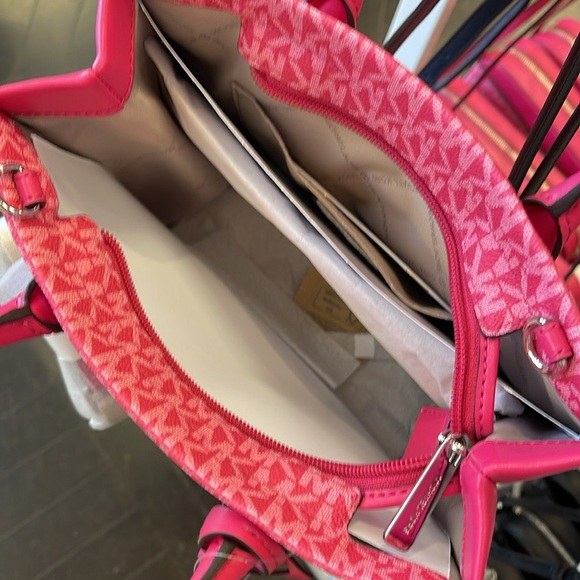 Michael Kors Mirella Small Ombré Signature Logo Crossbody Bag
Dragonfruit
NWT - Picture 5 of 15